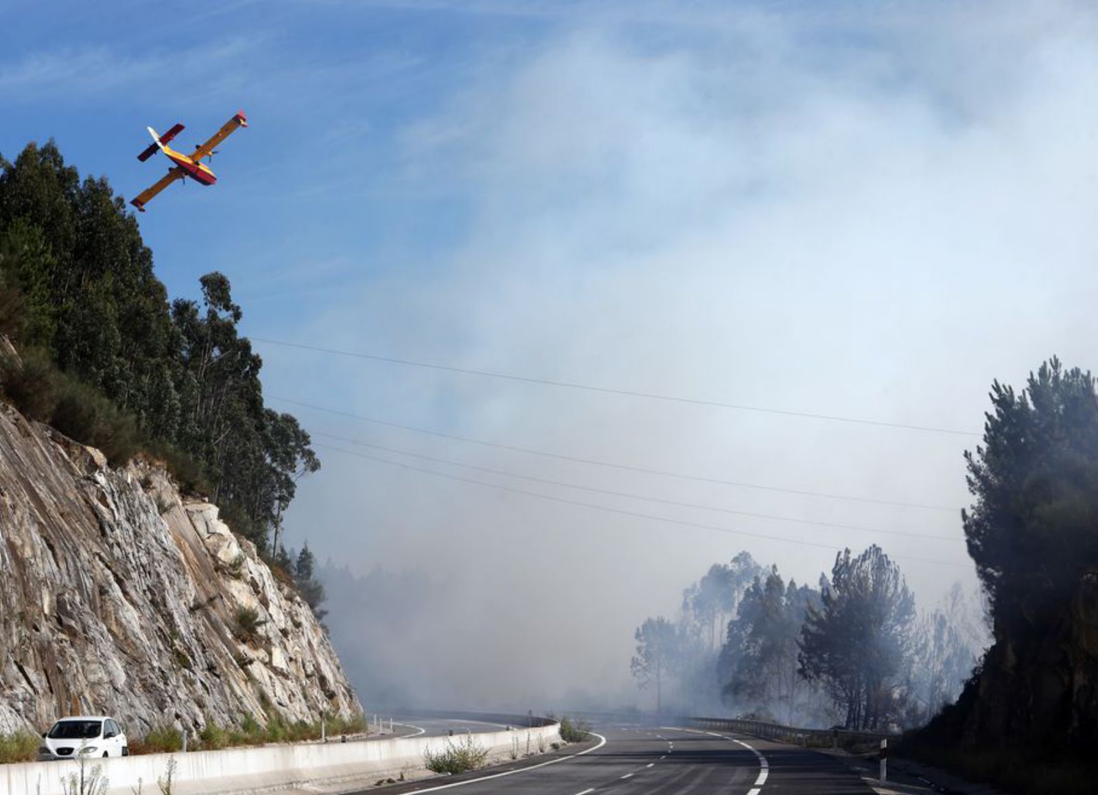 Un avión contraincendios sobrevuela la Autovía do Morrazo en Meira.