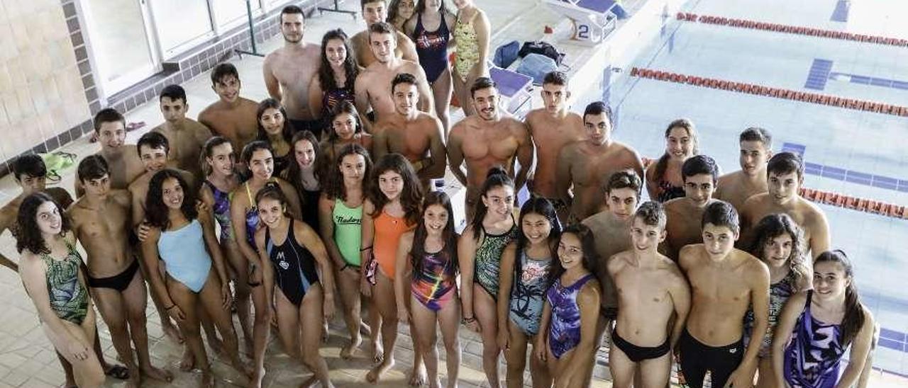 Los nadadores del equipo olayista de natación posan antes de afrontar uno de los entrenamientos.