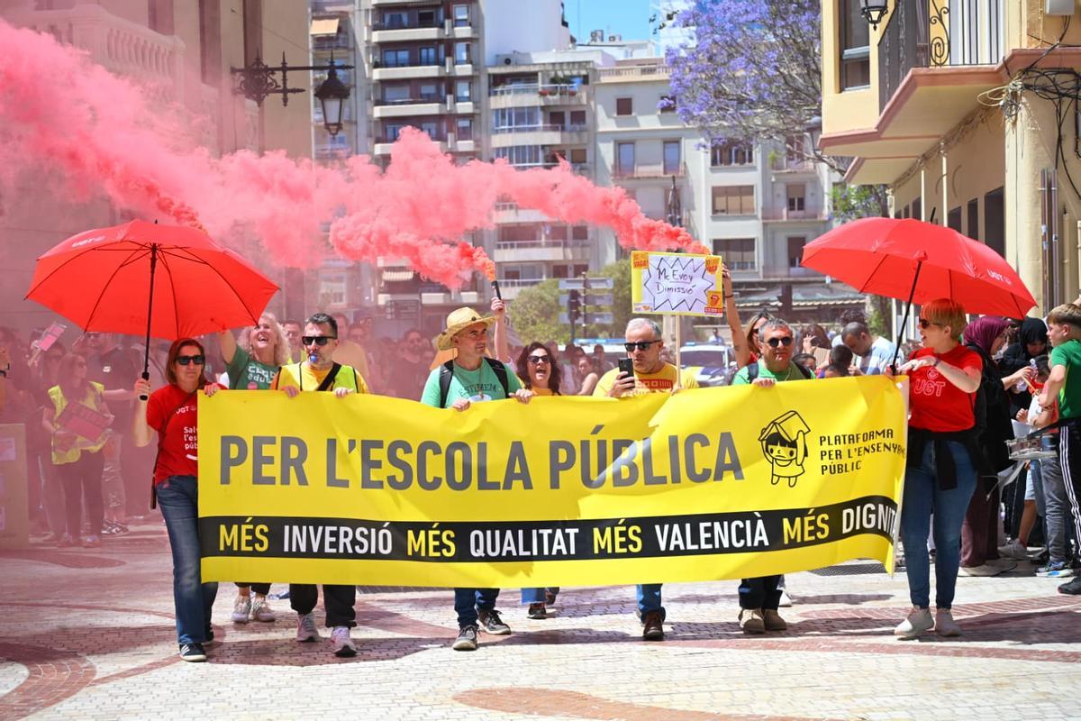 La manifestación de profesores por la huelga educativa llena las calles de Elche