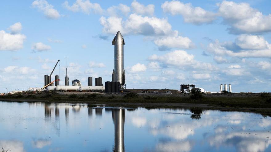 Una imagen del cohete Falcon 9 con una cápsula Dragon.