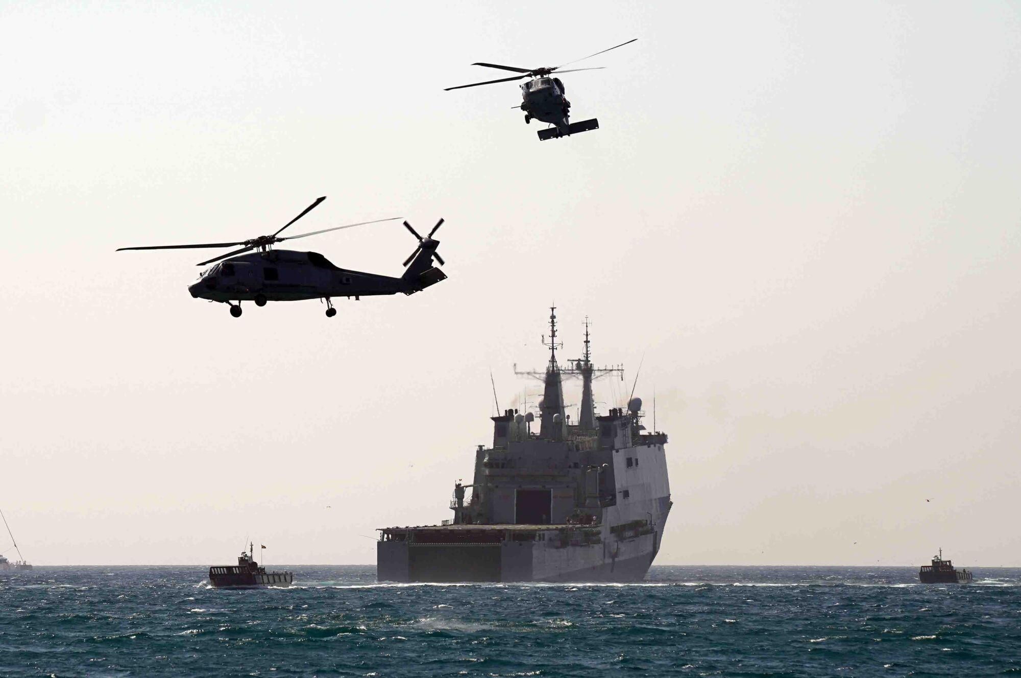 Exhibición dinámica de un desembarco anfibio de La Armada, donde aviones, helicópteros, Infantes de Marina, embarcaciones rápidas y lanchas de desembarco actúan en un escenario simulado de rescate de rehenes