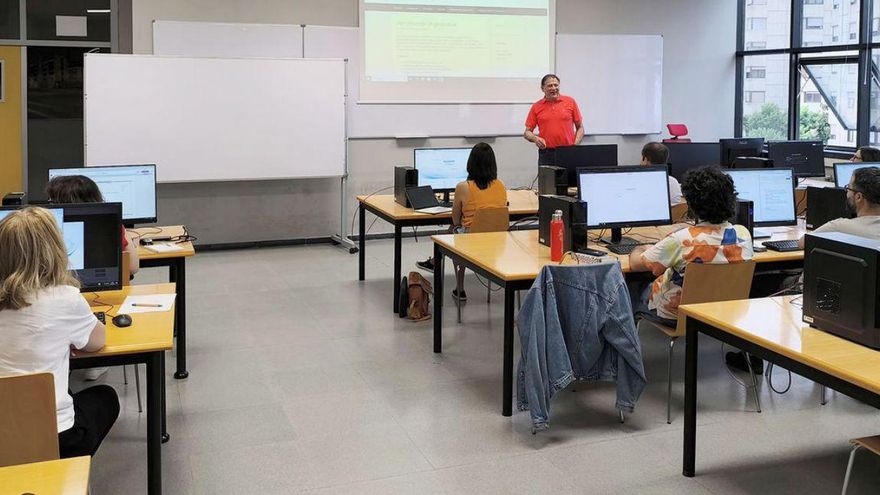 Docente y participantes en el primer curso. | FdV