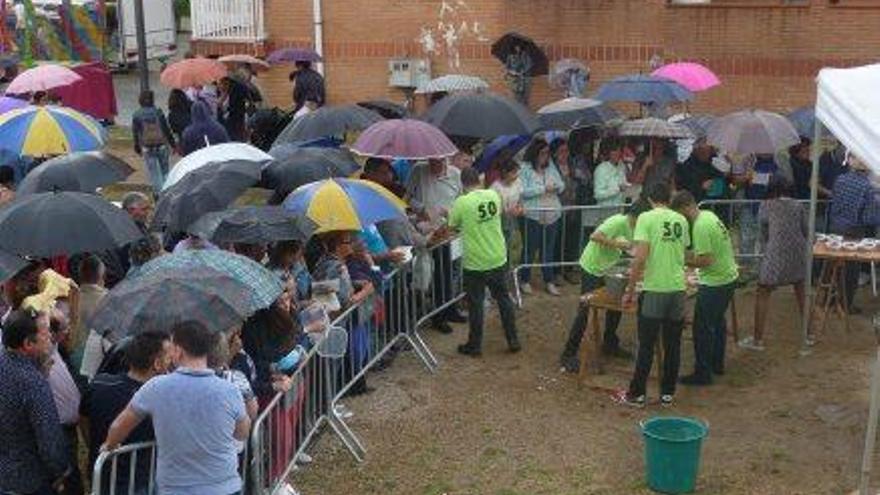 Repartint els cargols sota la pluja, ahir