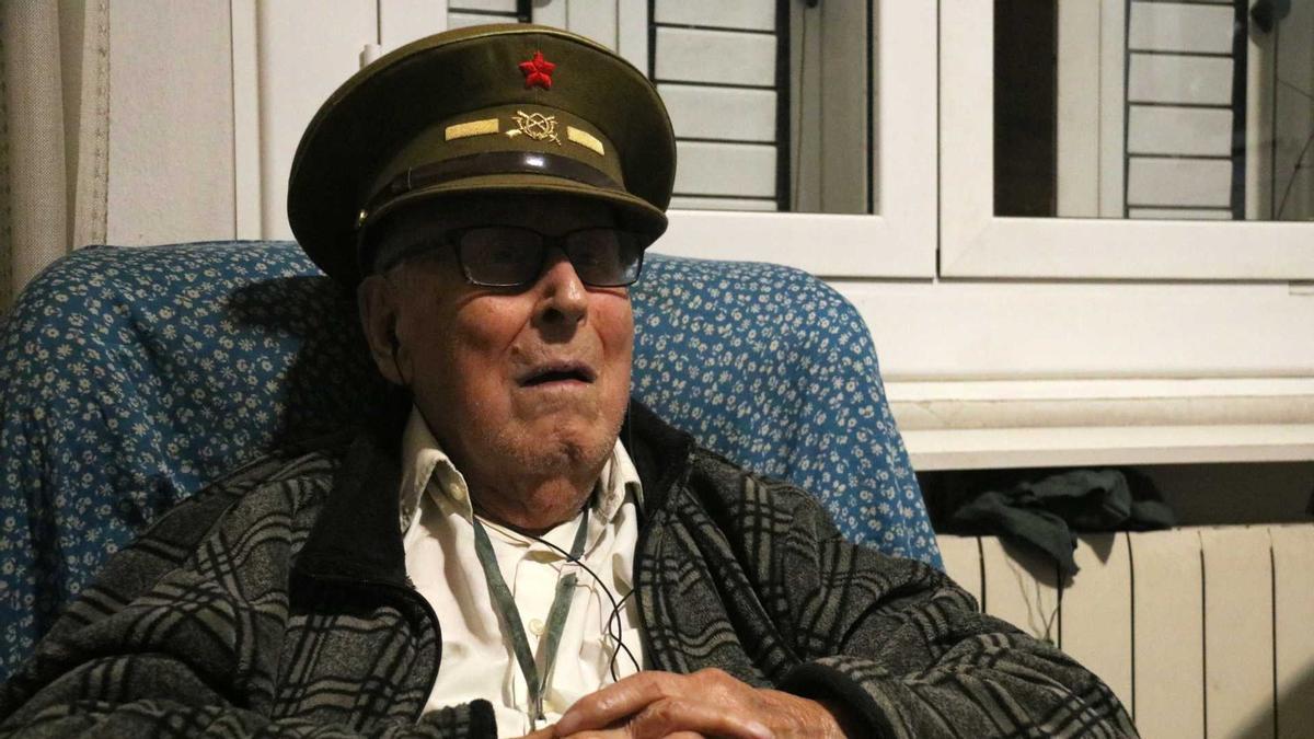 Joan Escudé amb una gorra de tinent de l'exèrcit de la República durant la Guerra Civil, que va obtenir en un homenatge als republicans.