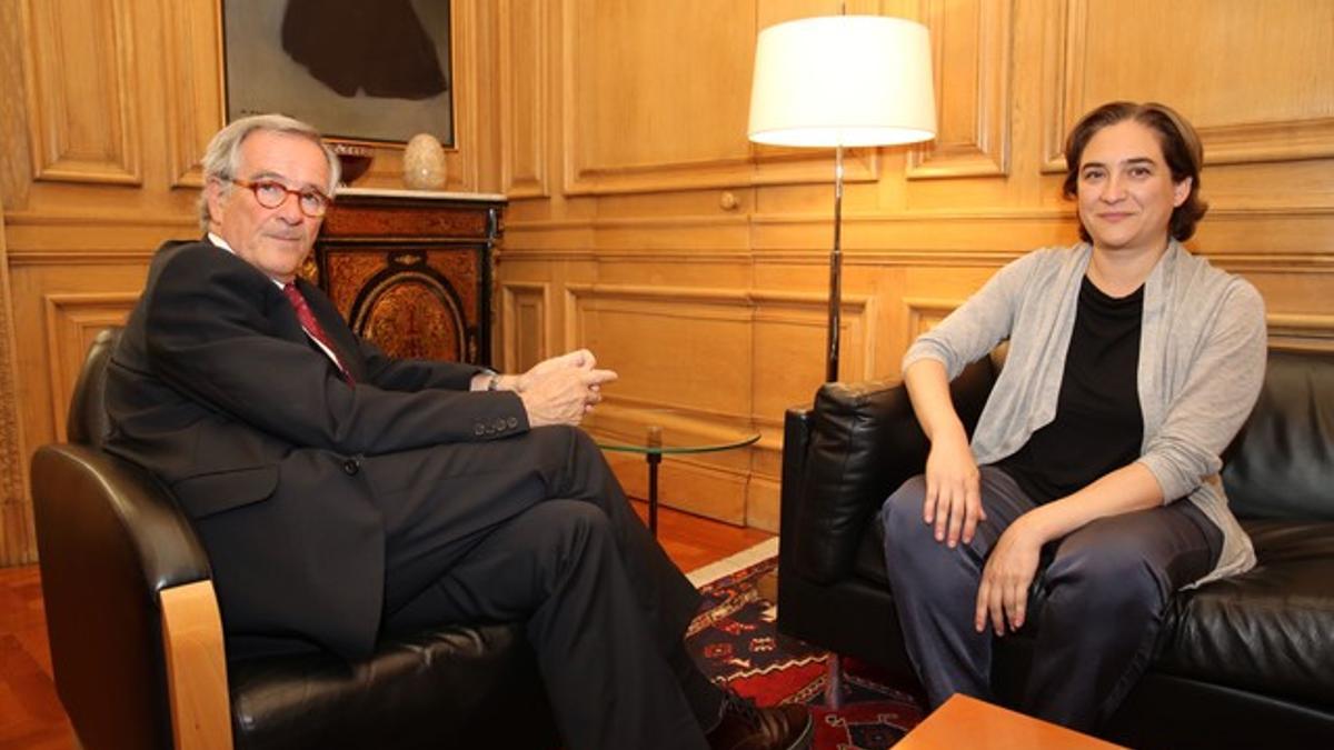 Xavier Trias y Ada Colau, durante la reunión que han mantenido este jueves en el ayuntamiento.