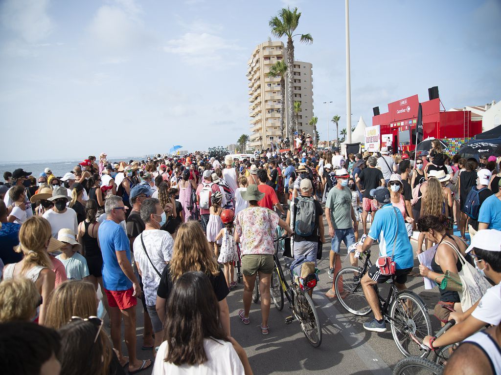 La indignación por el Mar Menor sale a la calle al paso de la Vuelta ciclista
