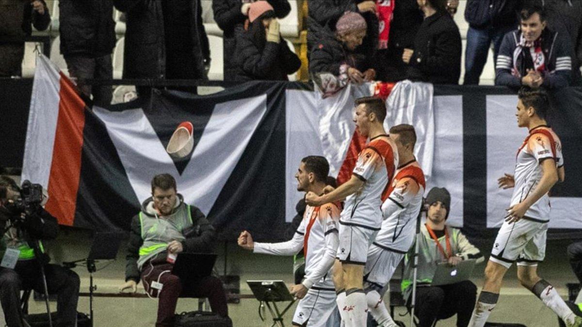 Los jugadores del Rayo celebran en su estadio