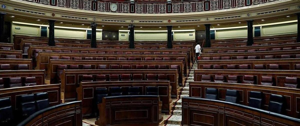 El hemiciclo, vacío, una vez que los diputados han abandonado sus escaños