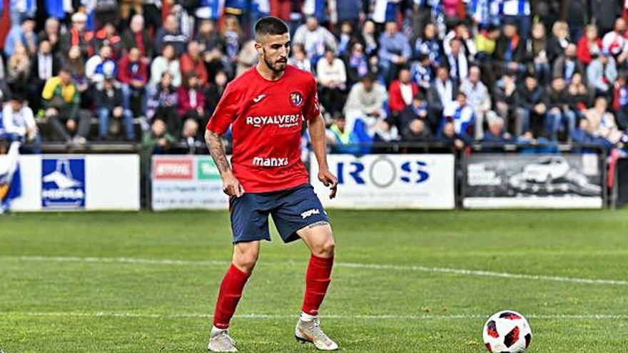 Oriol Pujadas controla la pilota en un partit al Municipal d&#039;aquesta temporada.