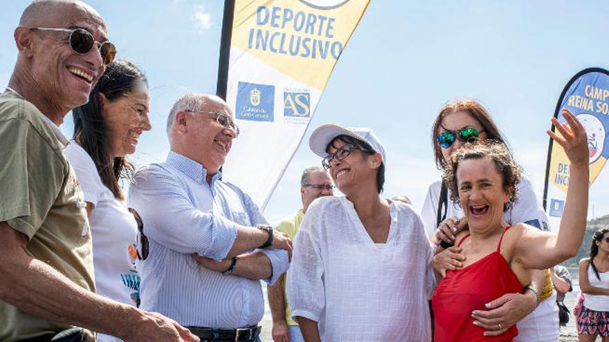 Los participantes, a su llegada a la playa de La Laja.