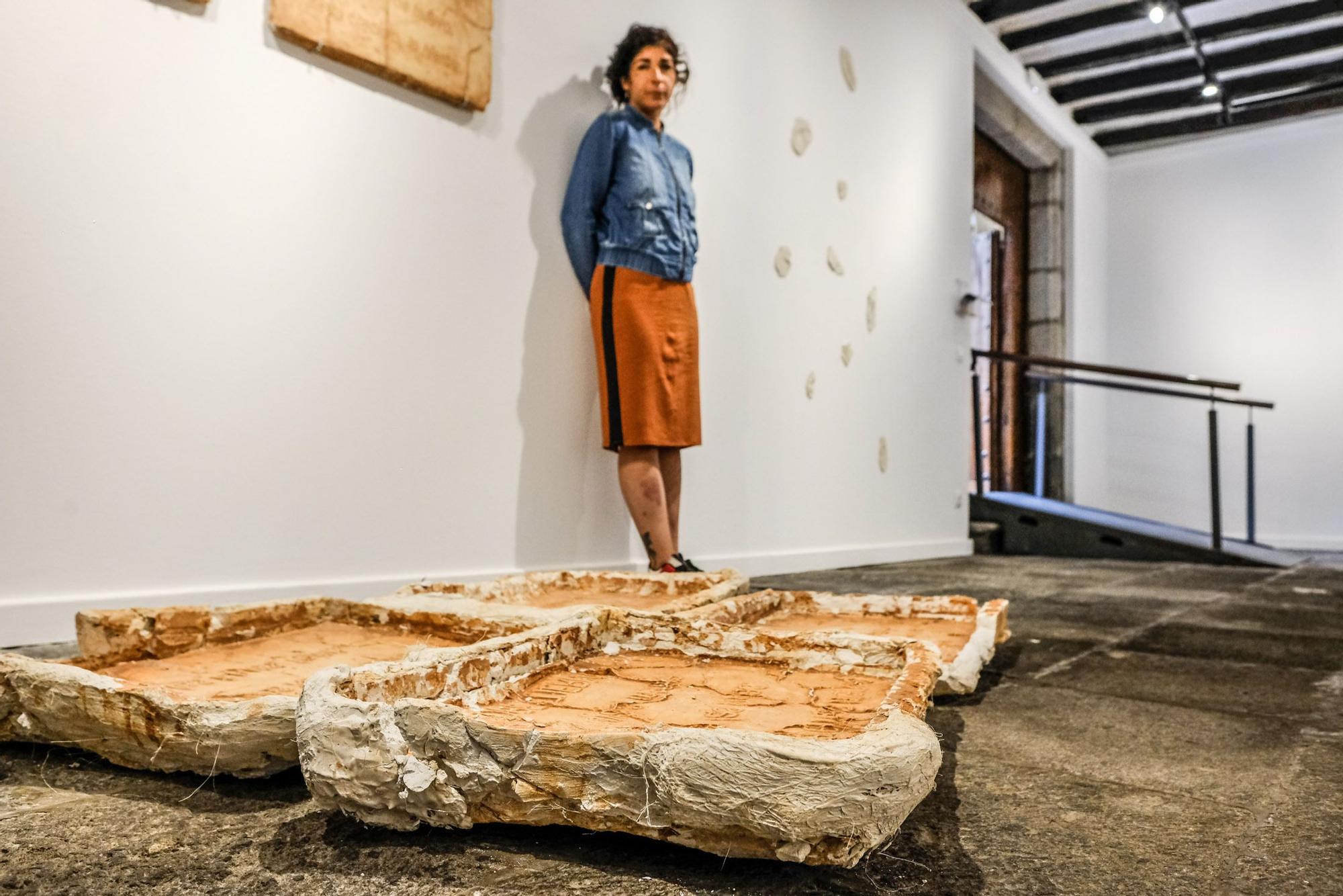 Davinia Jiménez junto a una de las obras de la exposición que hace referencia al sistema de riego de las gavías.