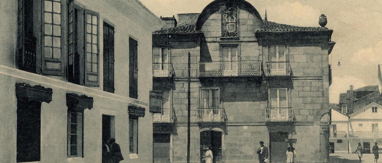 Postal antigua en la que se aprecia el escudo en su emplazamiento original.