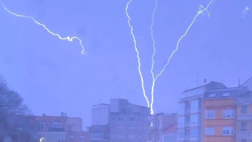 Así fueron los rayos que cayeron sobre A Coruña en una noche marcada por la borrasca Ingrid