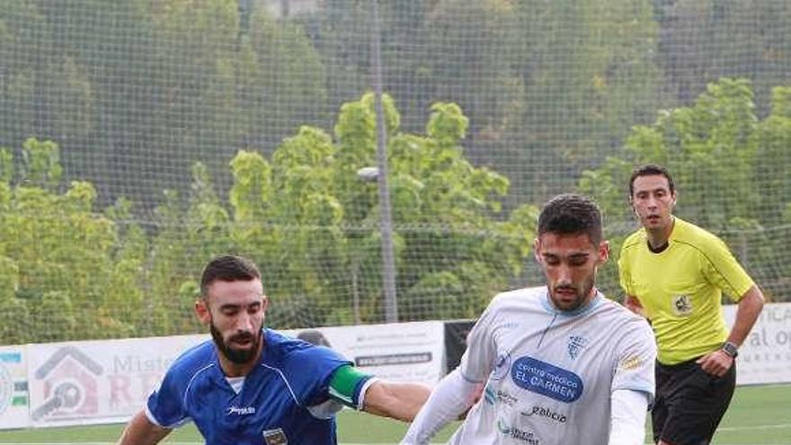 Un lance del partido entre el Ourense CF y Laracha. // Iñaki Osorio