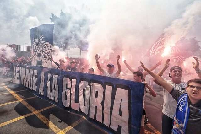 Aliento de la afición a la plantilla del CD Tenerife en el Heliodoro antes del partido ante el Girona