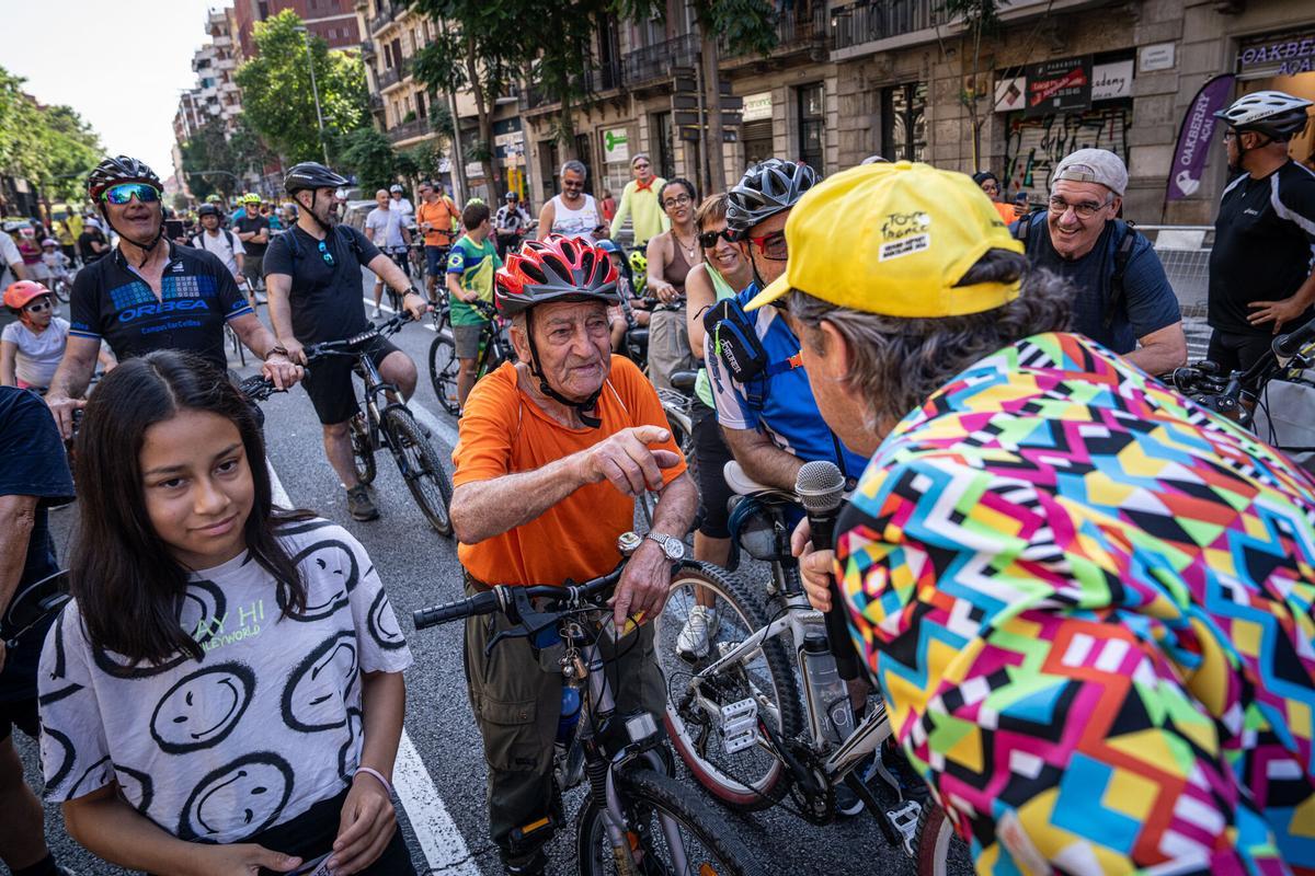 Nueva edición de la Festa de la Bici y la Bicicletada en Barcelona, con el paseo de Lluís Companys convertido, un año más, en punto de encuentro para familias y aficionados al mundo del ciclismo de todas las edades. Un evento que este año ha atraído a cientos de personas y que ha contado con un aliciente añadido: la cuenta atrás hacia la salida del Tour de Francia 2026 desde la capital catalana. Nueva edición de la Festa de la Bici y la Bicicletada en Barcelona, con el paseo de Lluís Companys convertido, un año más, en punto de encuentro para familias y aficionados al mundo del ciclismo de todas las edades. Un evento que este año ha atraído a cientos de personas y que ha contado con un aliciente añadido: la cuenta atrás hacia la salida del Tour de Francia 2026 desde la capital catalana.