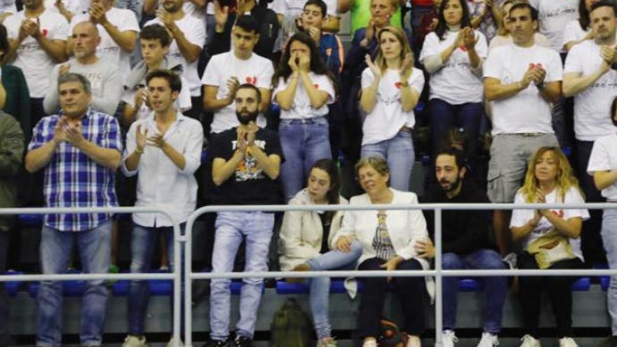 La familia de Mamel Castañon, sentados y rotos de dolor, durante el homenaje que le brindaron en junio durante un partido de su equipo en La Corredoria.