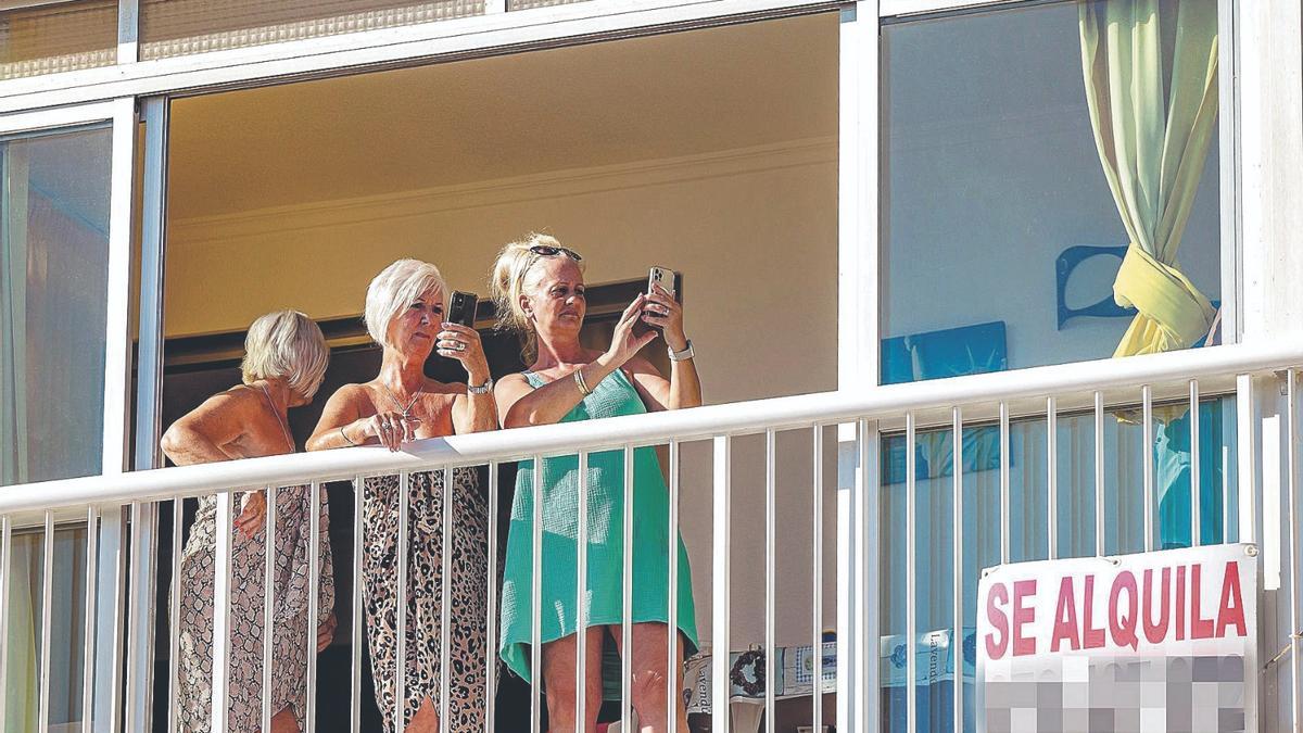 Unas turistas extranjeras se asoman al balcón de un apartamento destinado a uso turístico en una imagen de archivo.