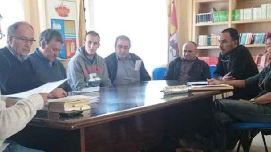 Corporativos del Ayuntamiento de Fariza durante la sesión de ayer.
