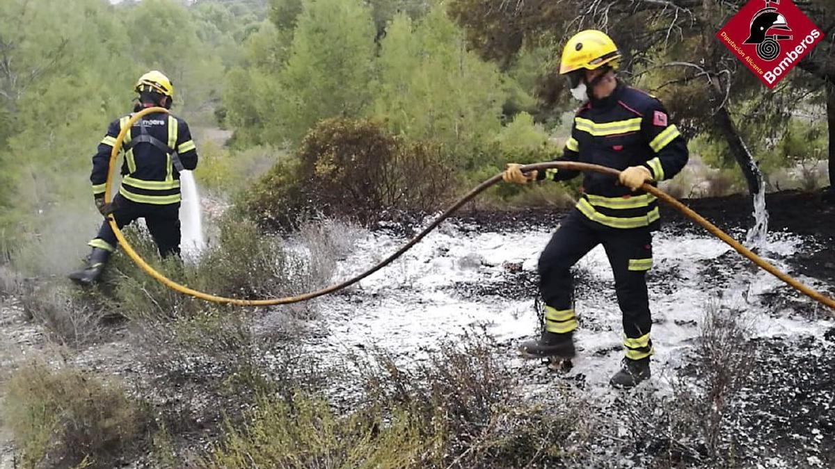 Los bomberos sofocan el incendio