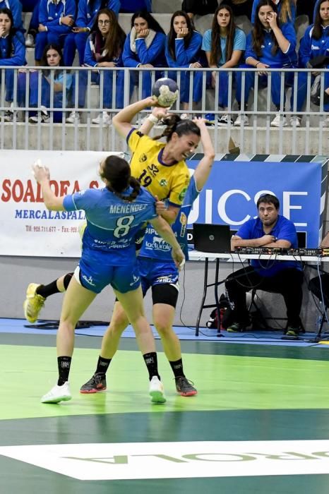 27-12-19 DEPORTES. PABELLON JUAN CARLOS HERNANDEZ. JINAMAR. TELDE. Partido de balonmano entre el Rocasa y el Bera Bera disputado en el Pabellon de deportes Juan Carlos Hernández en Jinamar.  Fotos: Juan Castro.  | 27/12/2019 | Fotógrafo: Juan Carlos Castro