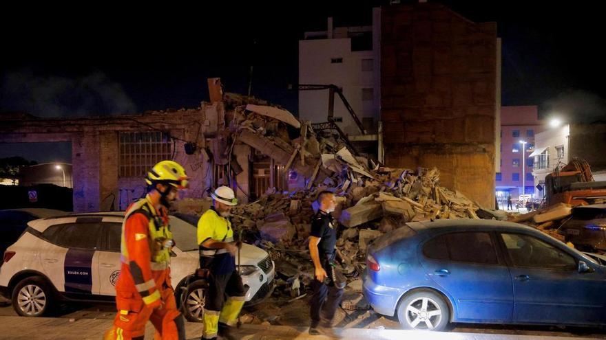 Varios vecinos pierden los coches tras el derrumbe de una finca en Benetússer