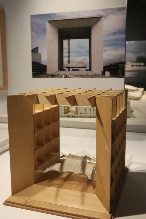 La exposición, que podrá visitarse hasta el próximo 15 de marzo, propone un recorrido a través de cuarenta maquetas y fotografías por los hitos arquitectónicos de la capital francesa