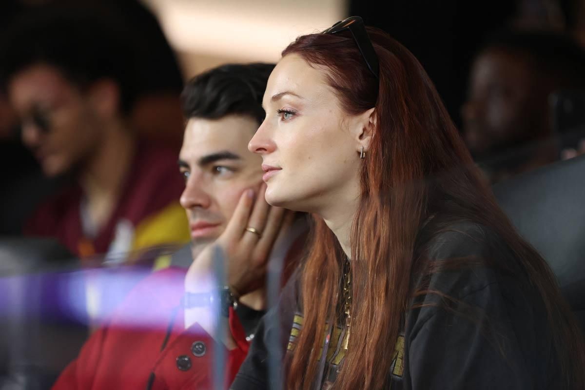 Sophie Turner y Joe Jonas, muy atentos