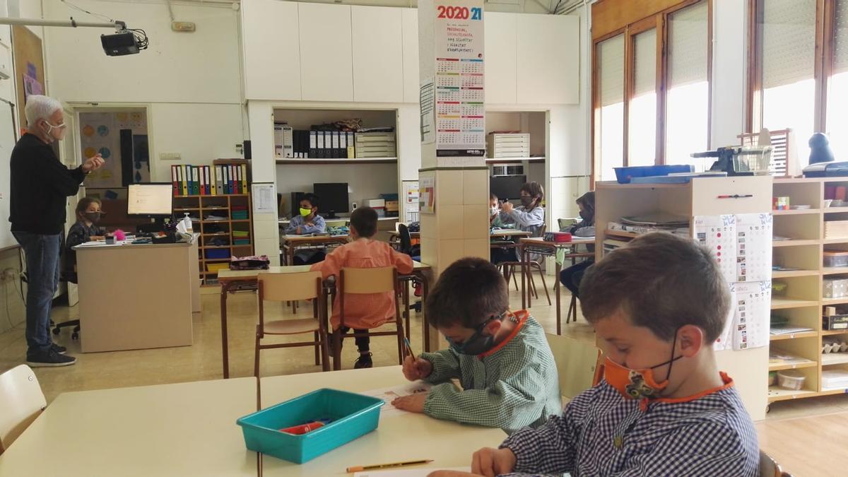 Infants amb mascareta en una escola del Solsonès