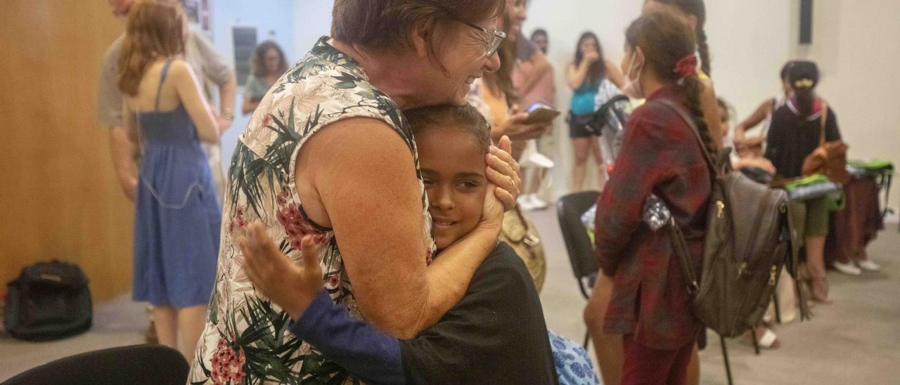 Abrazo de emoción entre una madre y una hija de acogida