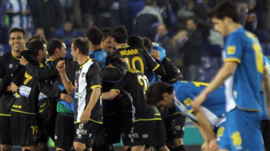 Los jugadores del Levante celebran el gol de Suárez en Cornellá.