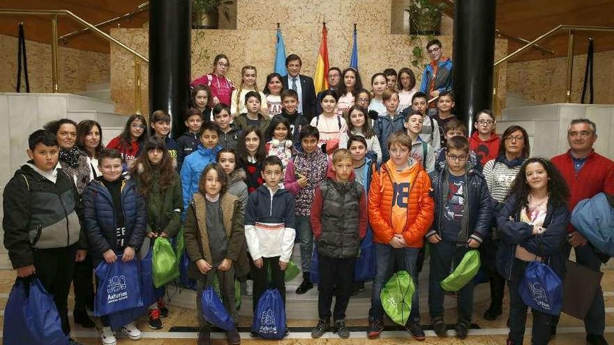 Alumnos y profesores con el presidente del Principado, arriba en el centro, ayer, en Oviedo.