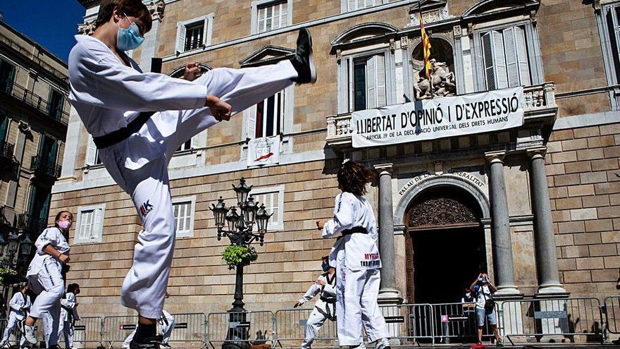 Exhibició d&#039;arts marcials a la Generalitat, en protesta pel tancament de gimnasos, ahir