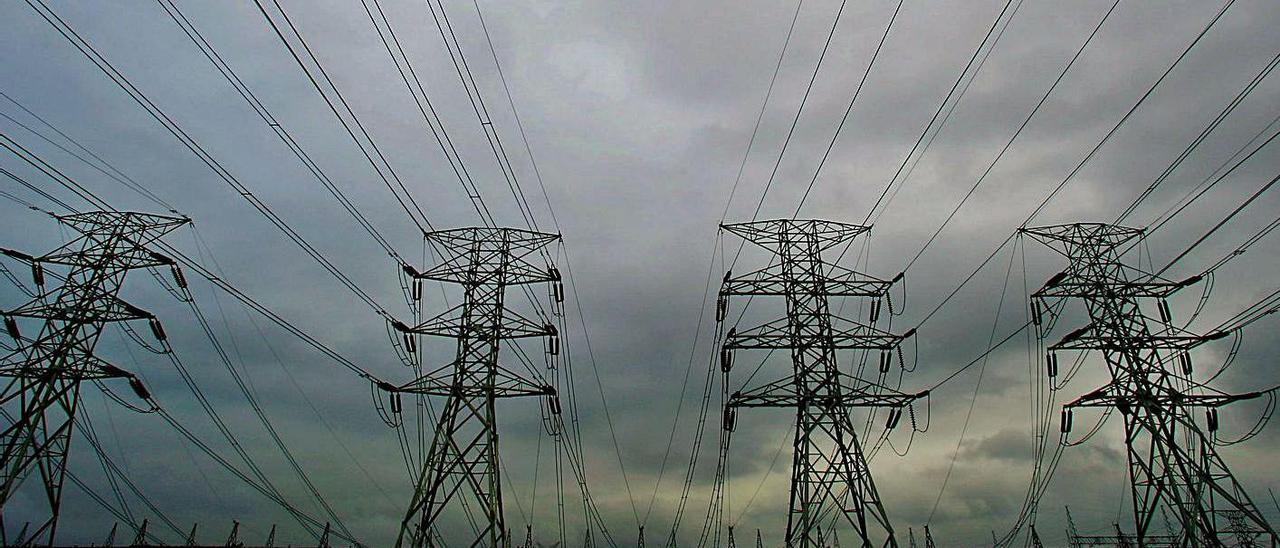 El informe de Competencia indica que algunas eléctricas han inflado un 30% los precios. | LEVANTE