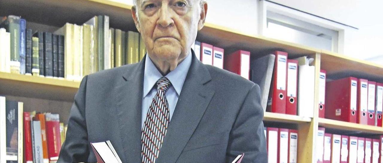 Díaz Padrón, con el libro, en la sede del Instituto Moll.