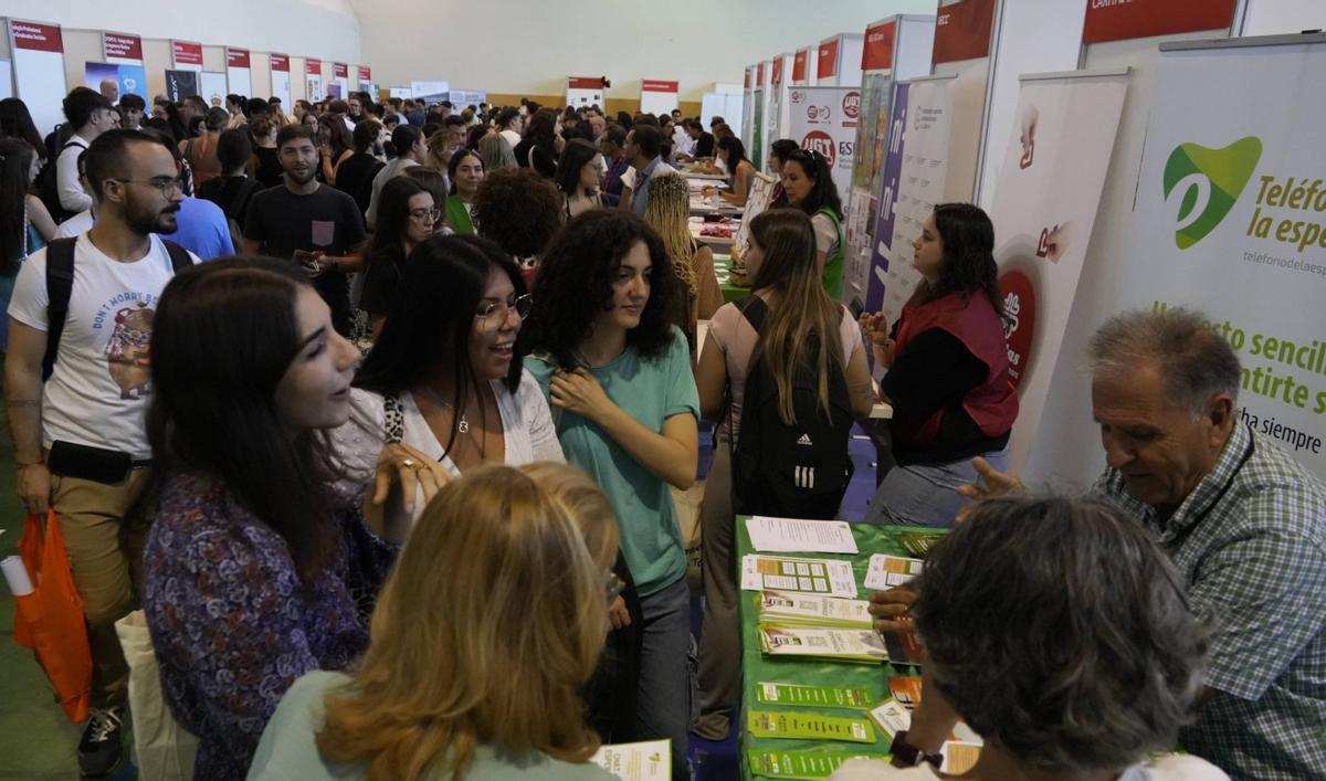 Feria de bienvenida en el Campus Viriato de Zamora, con decenas de universitarios. | J. L. F. (ARCHIVO)