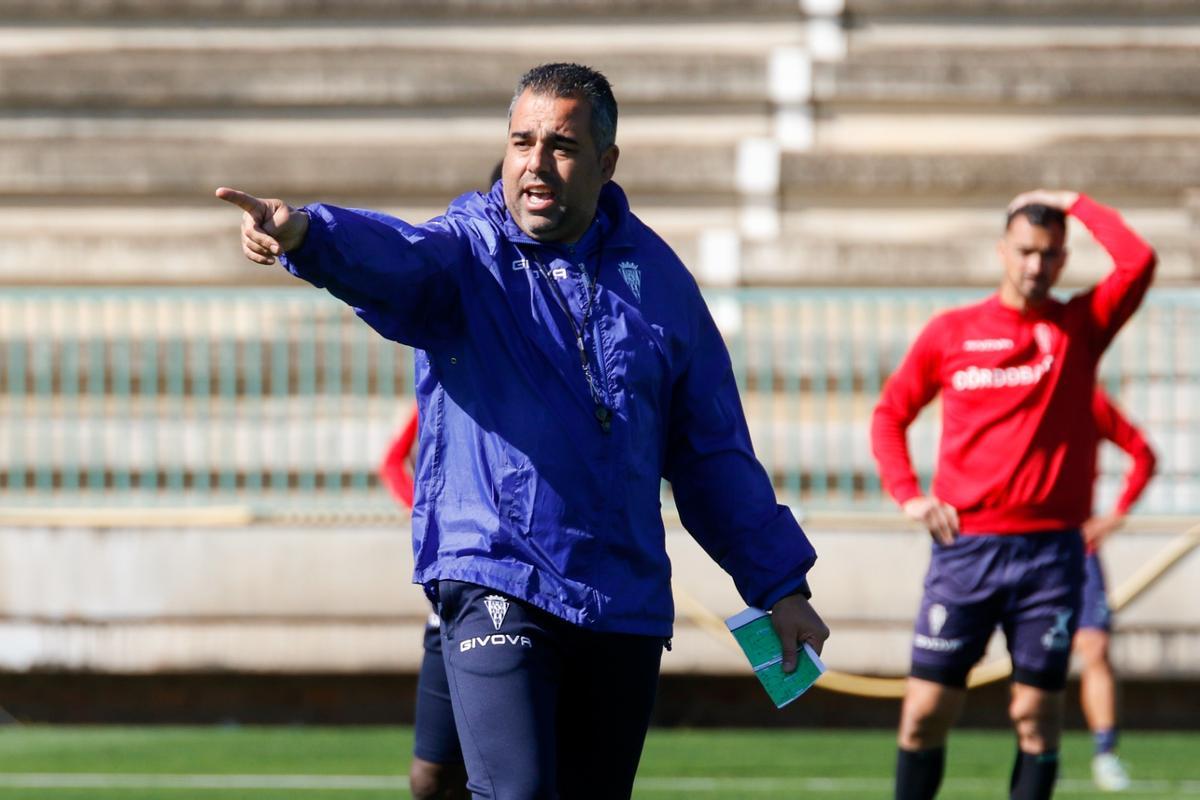 Germán Crespo da indicaciones a sus jugadores durante una sesión de trabajo.