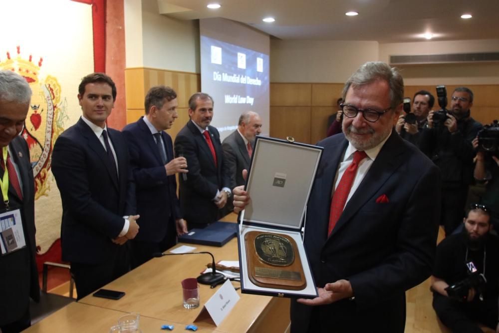 El líder nacional de Ciudadanos ha sido premiado por los abogados de Málaga con el 'World Peace and Liberty Award', un galardón que ha recibido de la mano del decano Francisco Javier Lara.