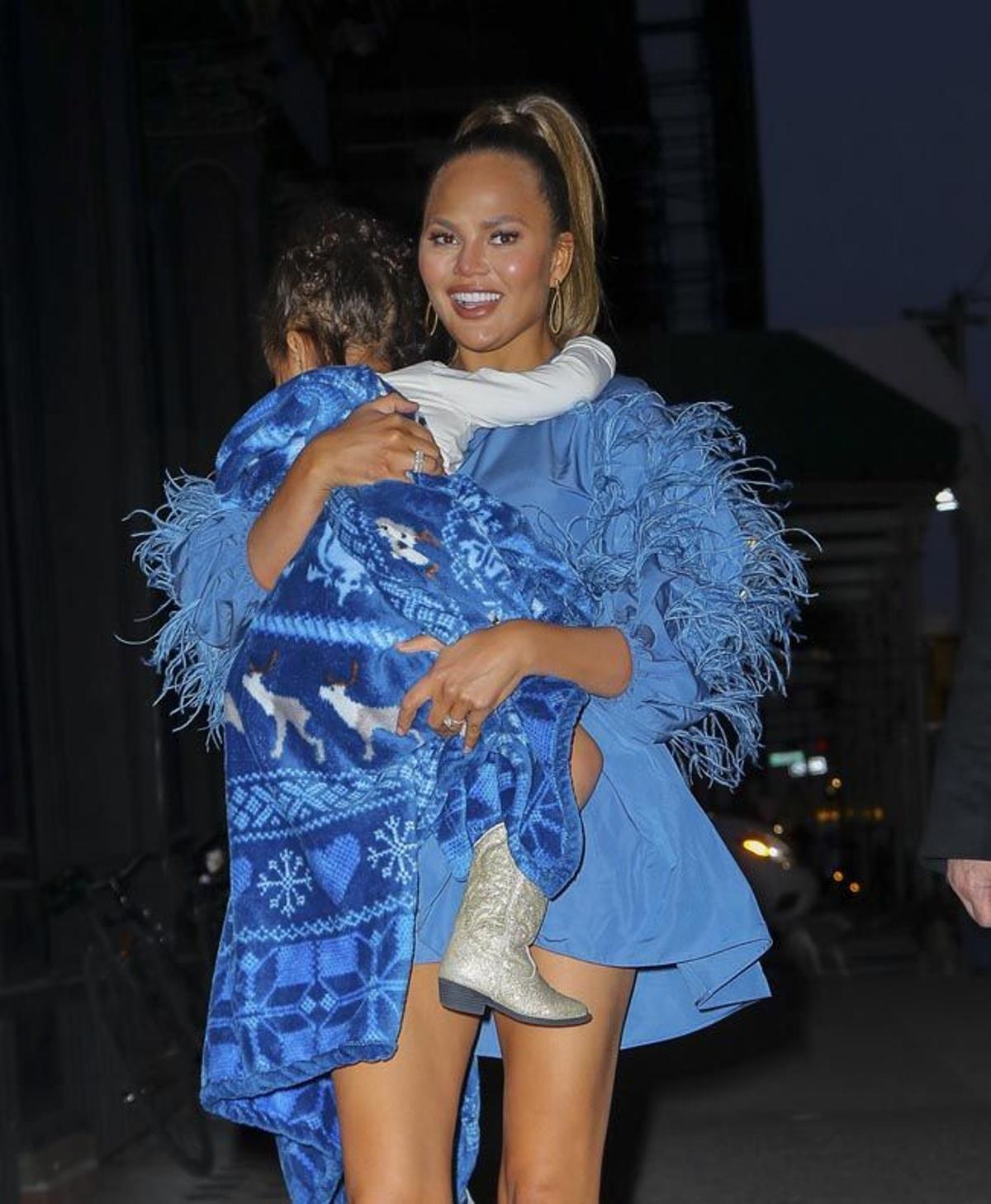 Chrissy Teigen, de azul