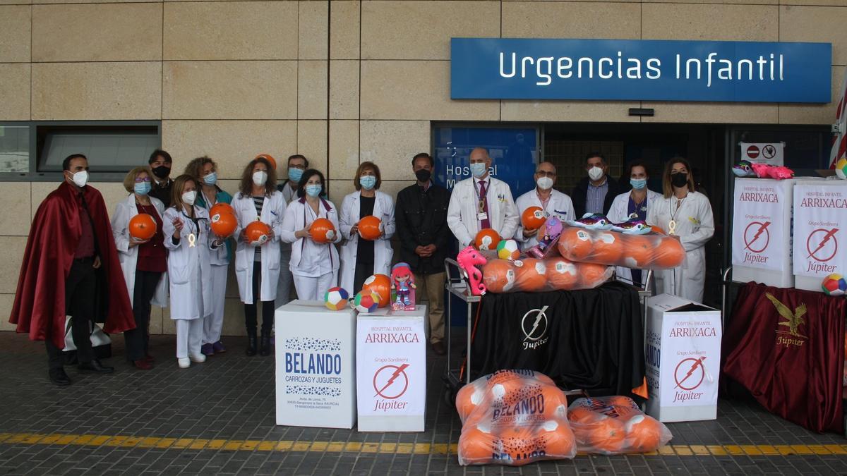 Sanitarios de la Arrixaca reciben los juguetes de Júpiter.