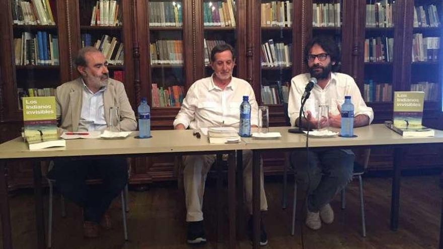 Arriba, Paco Erice, José María Hernández y Javier Sampedro, durante la presentación del libro &quot;Los indianos invisibles&quot;. Sobre estas líneas, asistentes a la Feria de Indianos de Colombres.