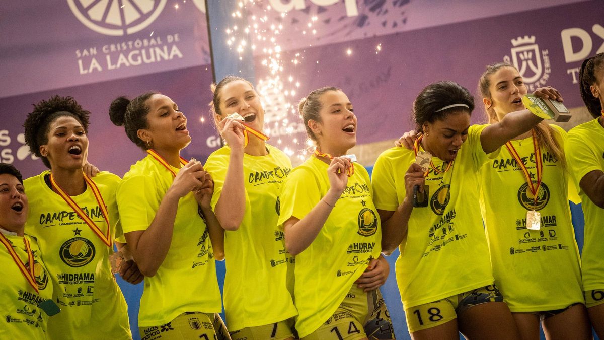 Jugadoras del Hidramar Gran Canaria tras recibir las medallas equivocadas.