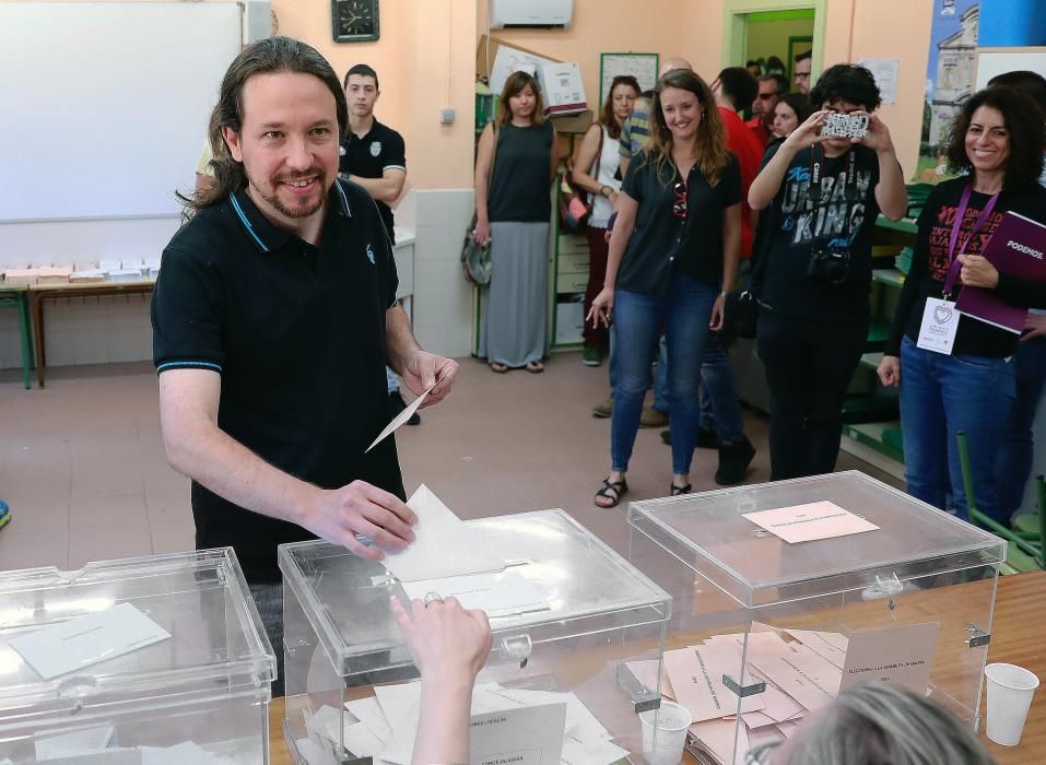 Pablo Iglesias vota durante el 26M.