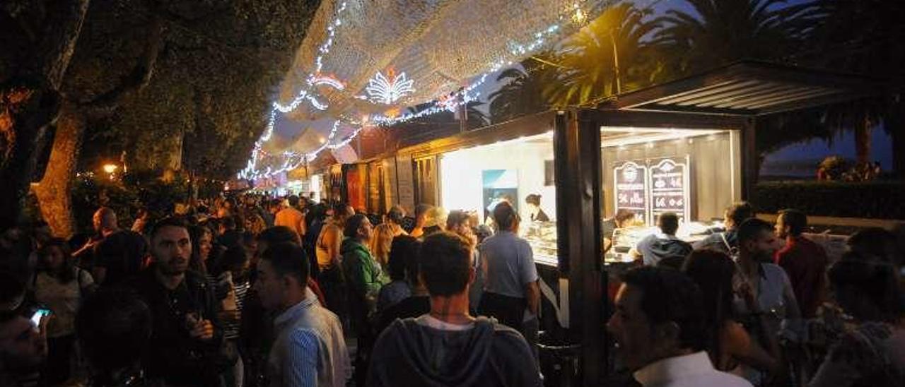 Zona de las &quot;food trucks&quot; de A Calzada, abarrotada de gente. // I.Abella