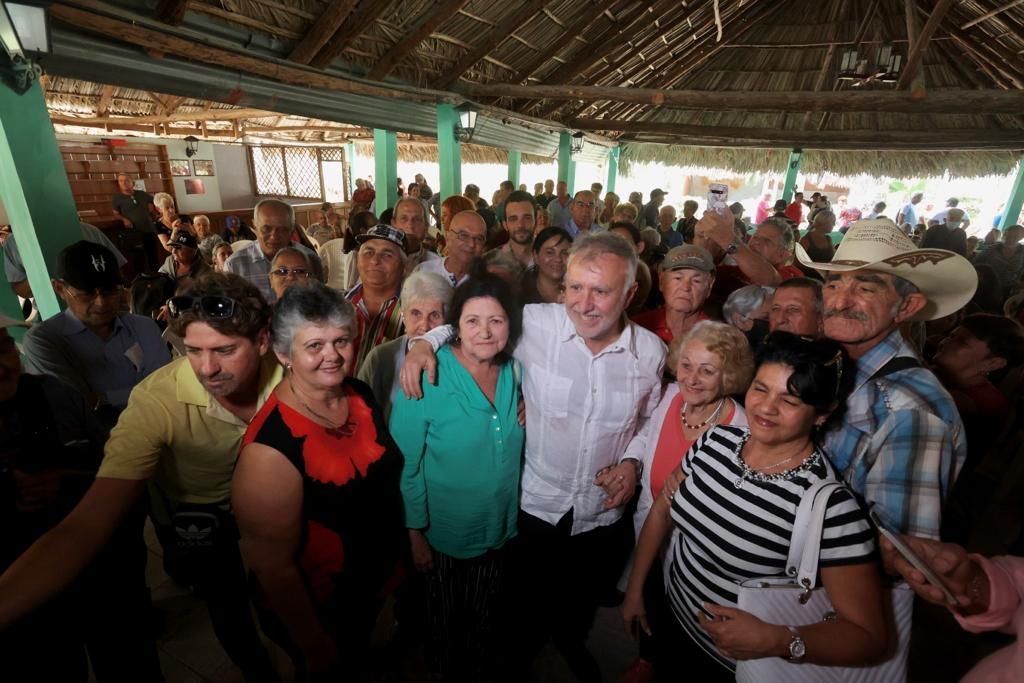 Ángel Víctor Torres visita Cuba