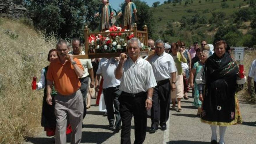 Procesión con las imágenes de los santos.