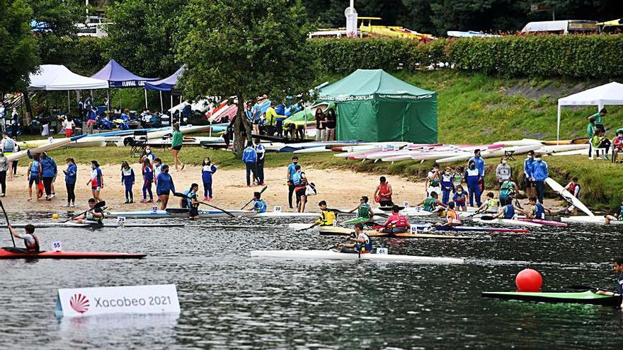 Participantes en la playa fluvial. |  // GUSTAVO SANTOS