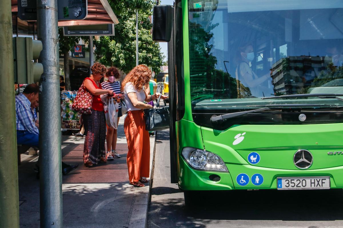 Usuarios cogen el autobús urbano.
