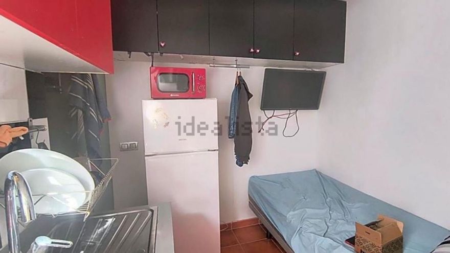 Six-square-meter storage room for rent to live in for 430 euros
