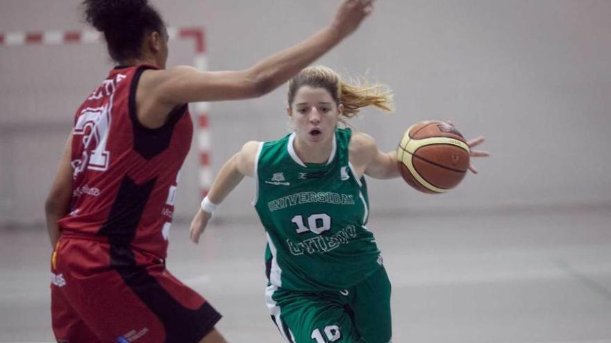 Eva Oliva, durante un partido del Uni la pasada temporada.